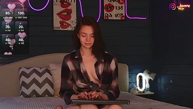 Snapshot of Eseensia chatting on October 2025 02:23:02 AM Eseensia online show from October 2025 02:23:02 AM