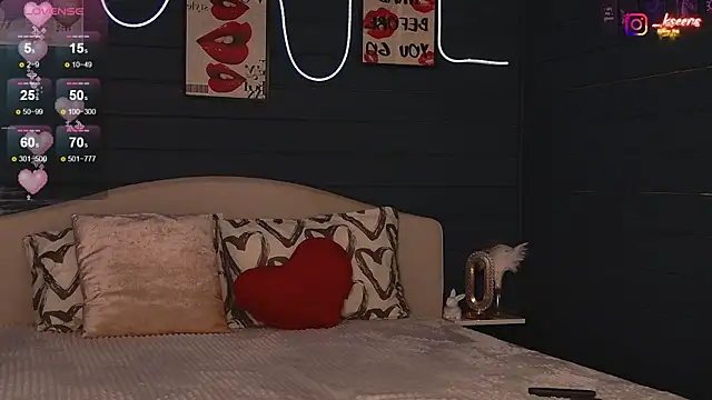 Snapshot of Eseensia chatting on November 2025 02:32:02 AM Eseensia online show from November 2025 02:32:02 AM