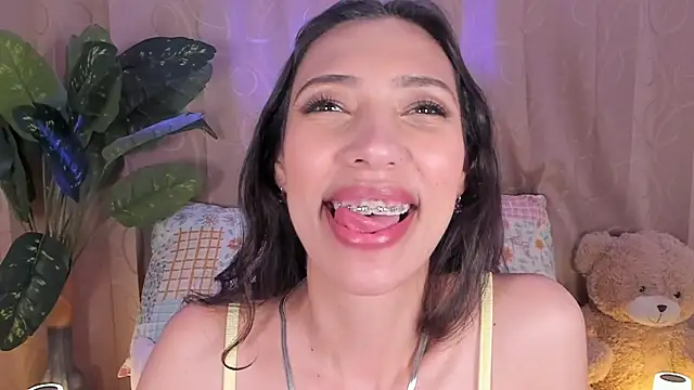 Snapshot of Miss_veronicaa2 chatting on July 2026 01:14:02 PM Miss veronicaa2 online show from July 2026 01:14:02 PM