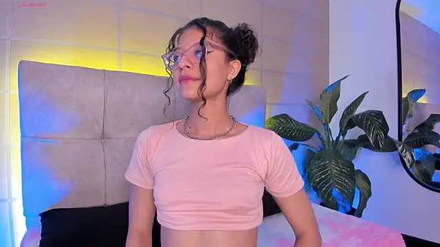 mac-sara online show from October 2025 09:37:01 PM