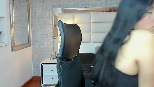 Nohemi louse online show from October 2025 07:01:02 PM