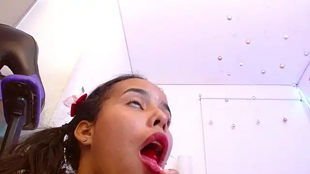 Roxy Stonee online show from March 2025 10:21:02 PM