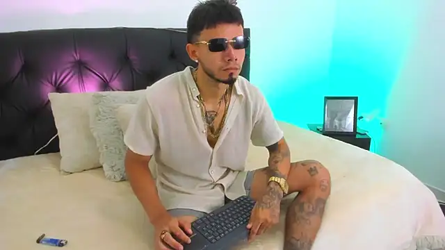 Niick01  online show from March 2025 11:32:01 AM