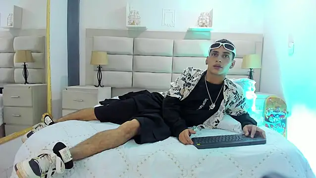 JhoanLeandro online show from February 2025 04:16:02 AM