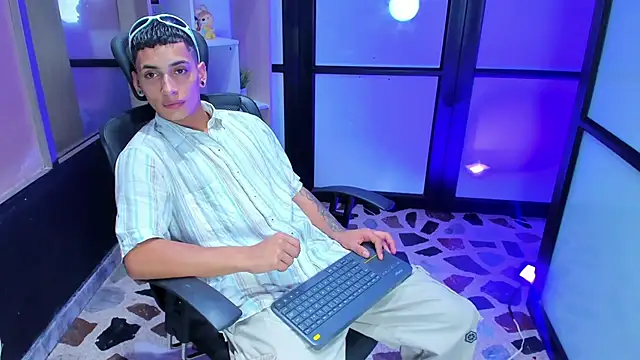 JhoanLeandro online show from February 2025 04:47:01 AM