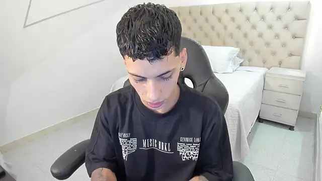 JhoanLeandro online show from September 2025 05:32:01 AM