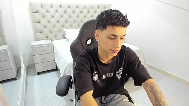 JhoanLeandro online show from November 2025 05:19:01 AM