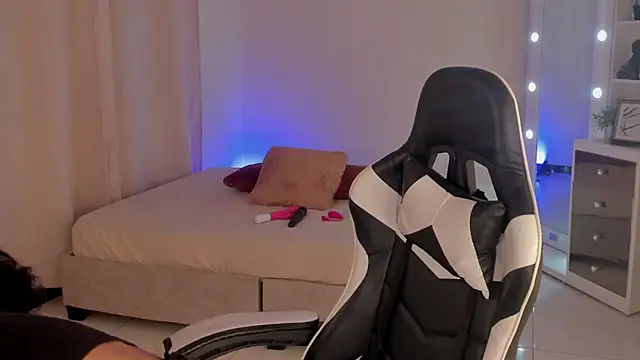 leahaltomm online show from February 2025 07:05:02 PM