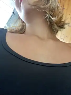 Andrea18 blonde online show from November 2025 03:34:02 PM