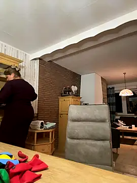 Lars-Lola online show from October 2025 05:28:01 PM