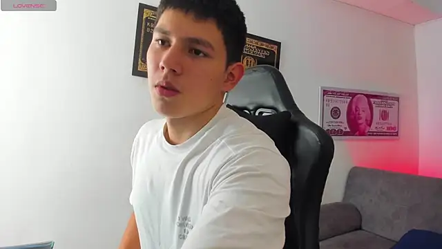 JamesCr  online show from March 2025 07:53:01 PM