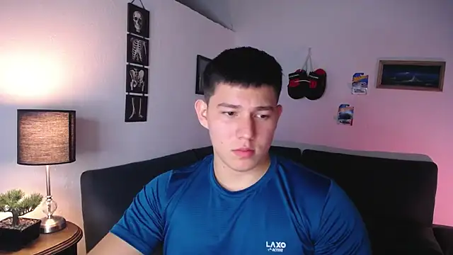 Snapshot of JamesCr_ chatting on February 2026 01:02:01 AM JamesCr online show from February 2026 01:02:01 AM