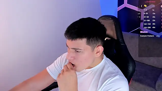 Snapshot of JamesCr_ chatting on February 2026 03:29:02 AM JamesCr online show from February 2026 03:29:02 AM