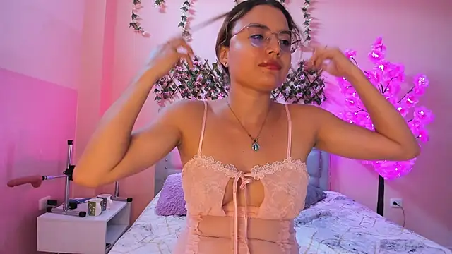 littletammy4u  online show from September 2025 01:35:02 PM