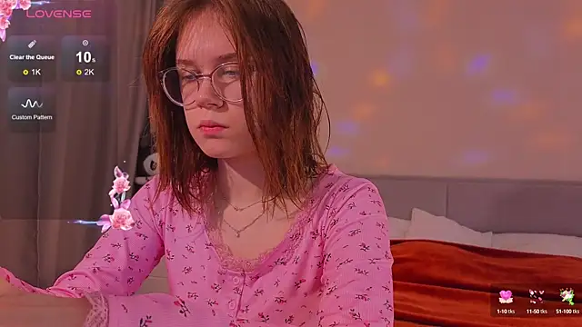 Mia Luw online show from October 2025 03:40:01 AM