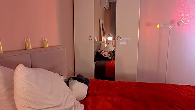 Mia Luw online show from November 2025 04:47:01 PM