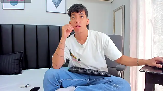 Snapshot of ISAAC_CRYSTON chatting on February 2025 03:17:01 PM ISAAC CRYSTON online show from February 2025 03:17:01 PM