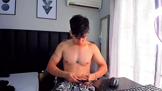 Snapshot of ISAAC_CRYSTON chatting on March 2025 07:06:02 PM ISAAC CRYSTON online show from March 2025 07:06:02 PM