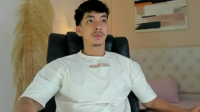 Snapshot of ISAAC_CRYSTON chatting on November 2025 08:51:01 PM ISAAC CRYSTON online show from November 2025 08:51:01 PM