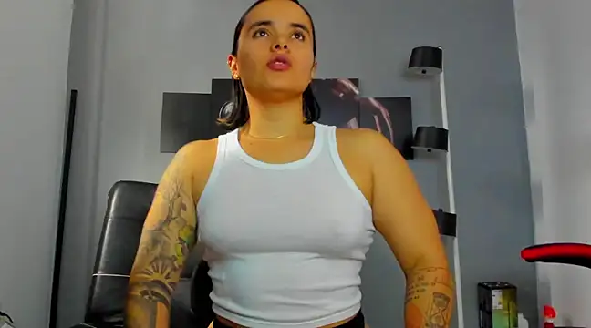 karlyjons12 online show from February 2025 04:42:02 PM