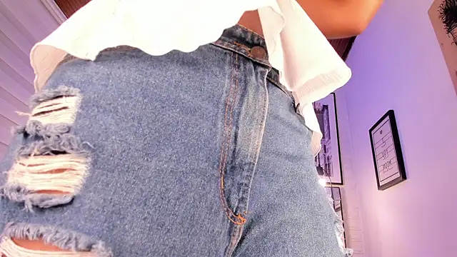 tylla  online show from October 2025 04:02:01 AM