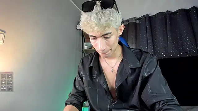 NovaaWheler online show from December 2025 08:28:02 PM