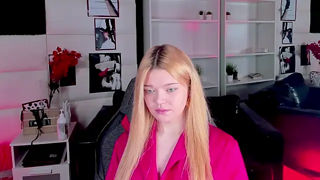 Snapshot of AdeleCartier chatting on March 2025 01:04:02 AM AdeleCartier online show from March 2025 01:04:02 AM