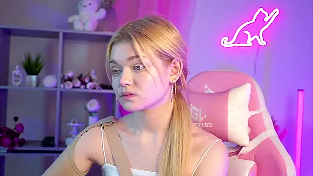 Snapshot of AdeleCartier chatting on March 2025 01:21:02 AM AdeleCartier online show from March 2025 01:21:02 AM