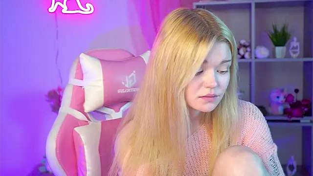 Snapshot of AdeleCartier chatting on March 2025 08:40:01 AM AdeleCartier online show from March 2025 08:40:01 AM