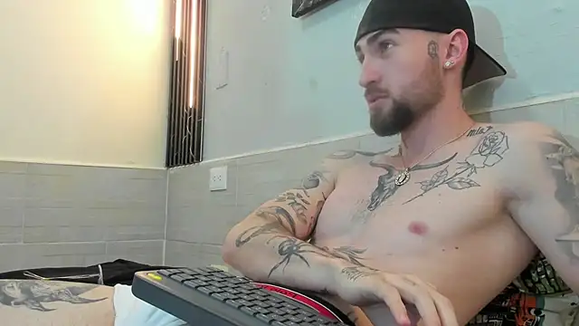 Luke davis01 online show from February 2025 04:46:01 PM