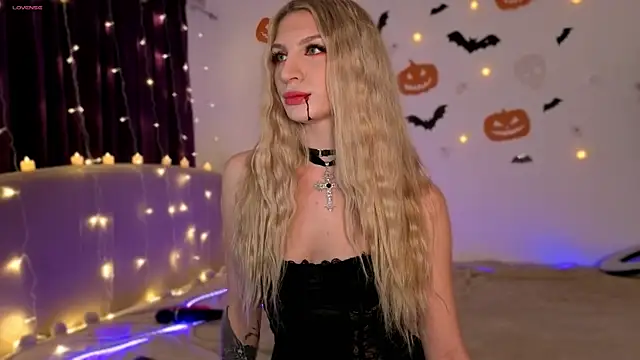 Nicole Hampton online show from October 2025 07:03:02 PM