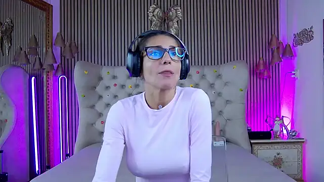 Snapshot of PlayfulShow chatting on September 2025 07:13:02 AM PlayfulShow online show from September 2025 07:13:02 AM