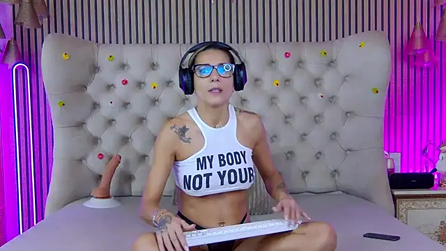 Snapshot of PlayfulShow chatting on November 2025 08:39:02 AM PlayfulShow online show from November 2025 08:39:02 AM