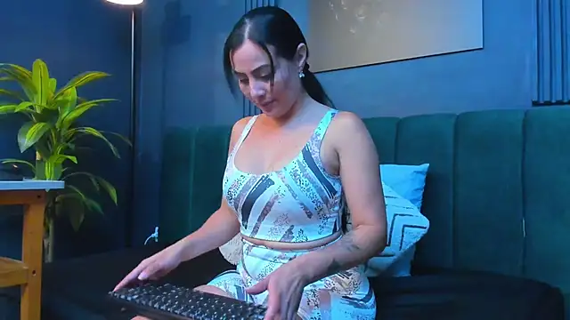 scarlet edwars online show from November 2025 06:57:01 PM