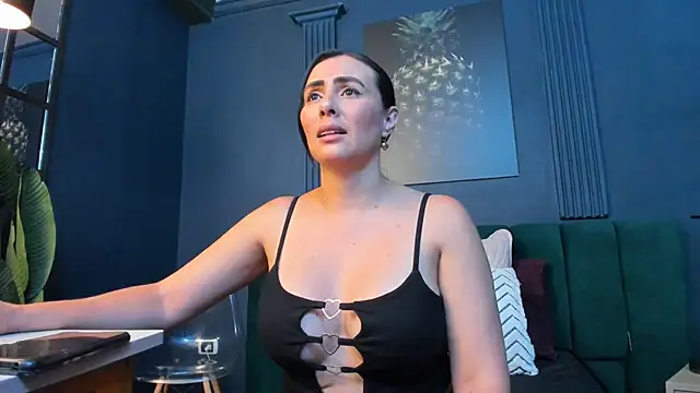 scarlet edwars online show from April 2026 06:31:02 PM