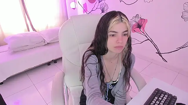 Isabela Fiorelli online show from September 2025 01:45:02 PM