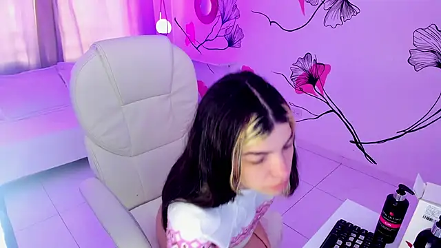 Isabela Fiorelli online show from November 2025 01:10:01 PM