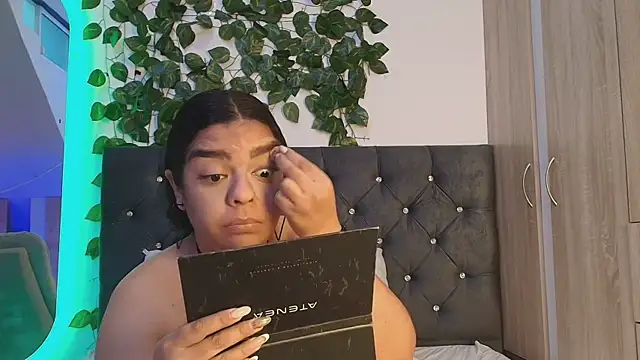 lauravince online show from June 2026 09:24:01 PM