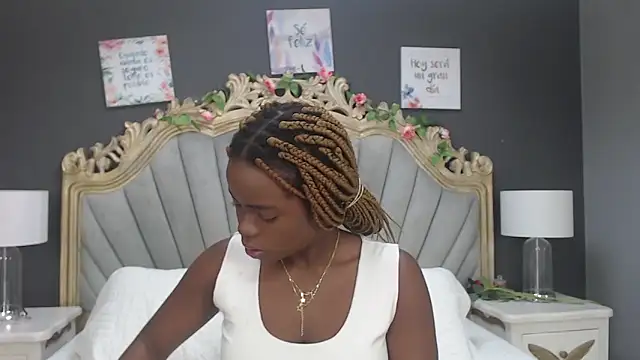 Snapshot of LindaBird chatting on February 2025 07:50:02 PM LindaBird online show from February 2025 07:50:02 PM