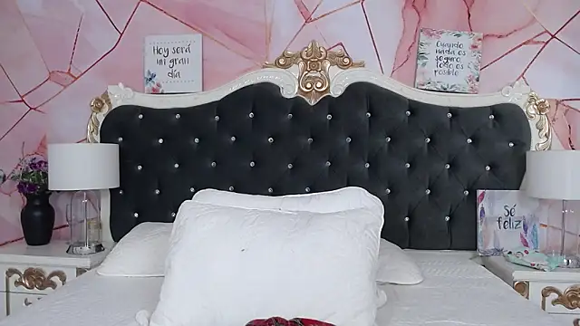 Snapshot of LindaBird chatting on November 2025 08:20:02 PM LindaBird online show from November 2025 08:20:02 PM