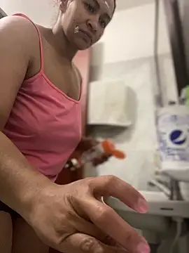 Snapshot of Carola-Ross chatting on December 2025 04:35:02 PM Carola-Ross online show from December 2025 04:35:02 PM