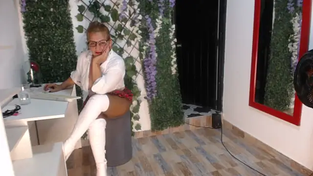 StephyJones1 online show from September 2025 09:18:01 PM