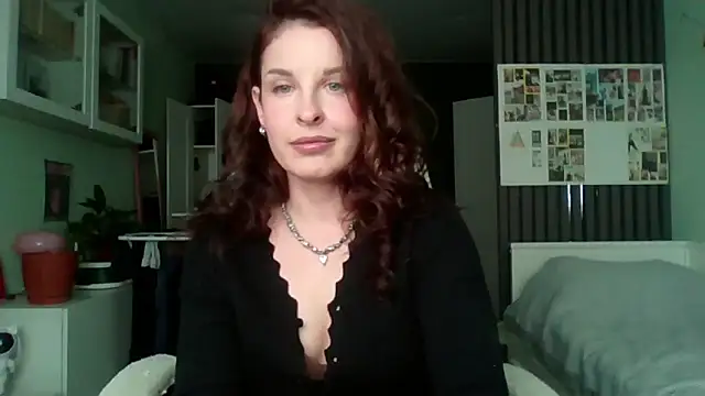 Snapshot of MollyBer chatting on June 2026 03:14:01 PM MollyBer online show from June 2026 03:14:01 PM