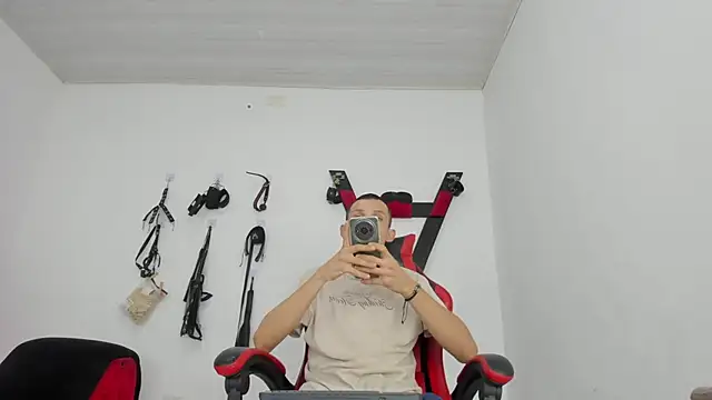 Isak Millan online show from November 2025 08:40:02 PM