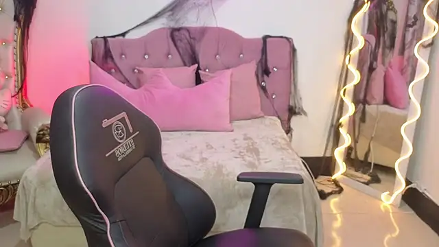 LUDO KITTY TAY online show from October 2025 03:40:02 AM