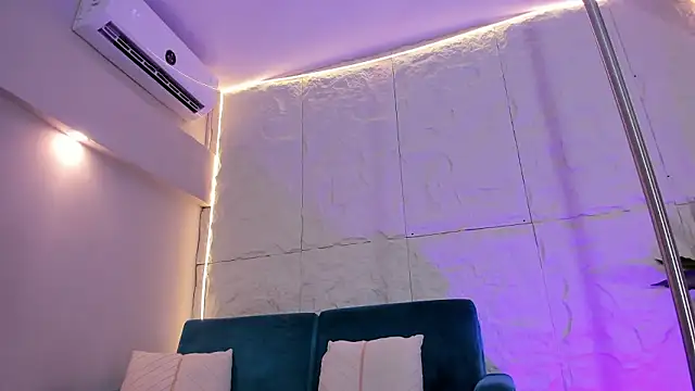 MelanieHillss online show from February 2026 08:18:01 PM