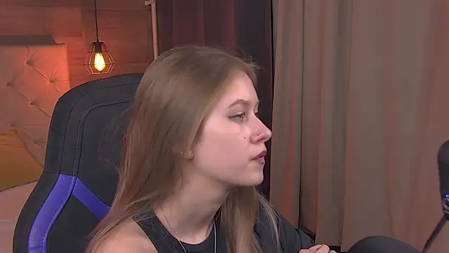 EveMundie online show from February 2025 03:36:02 PM