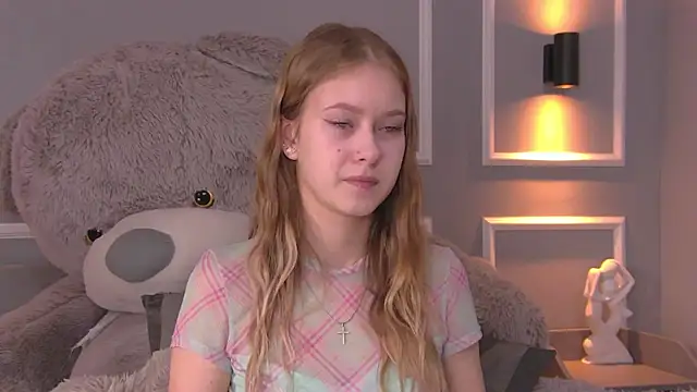 EveMundie online show from March 2025 10:14:02 AM