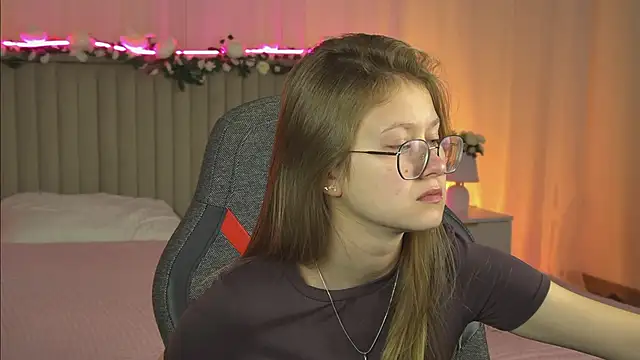 EveMundie online show from October 2025 06:22:02 AM