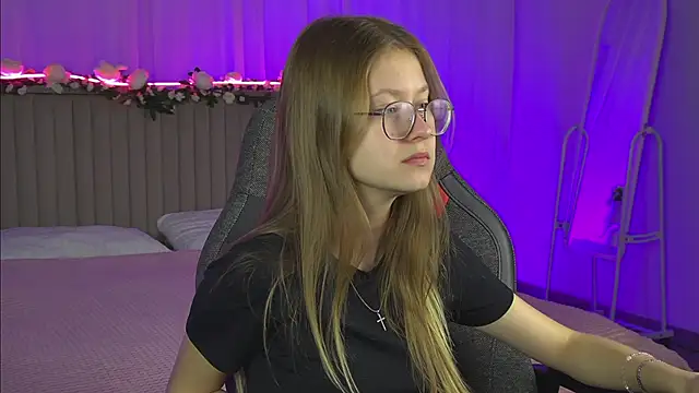 EveMundie online show from October 2025 06:33:01 AM